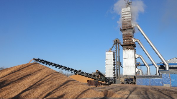 烘糧噸成本降至28元！300噸烘干塔用上秸稈直燃熱風(fēng)爐，相比燃煤一天節(jié)省一萬(wàn)六！